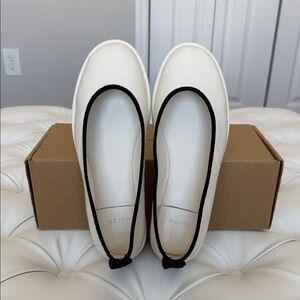 Vince write leather flats with black trim. Size US7,5 EUR38